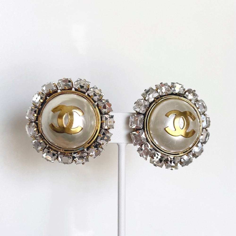 💥SOLD💥 CHANEL 💎 Ultra Rare Vintage XL Barbie CC Rhinestone Pearl Clip Earrings - Picture 5 of 10